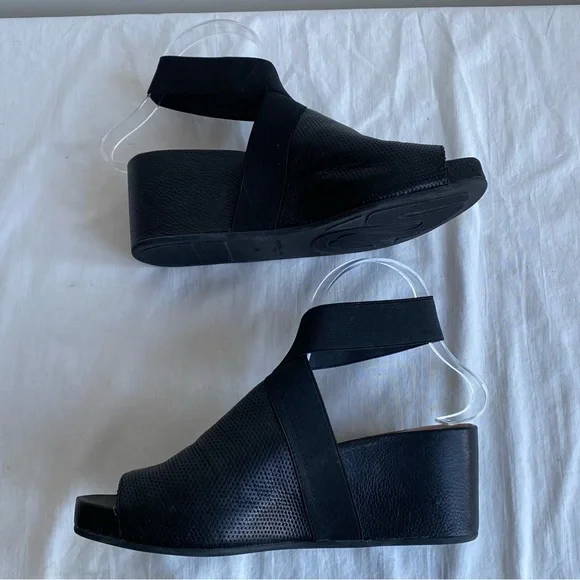 Kenneth Cole Gentle Souls Gianna Black Perforated Leather Sandal  Size 9.5 - Picture 4 of 14